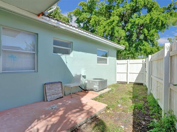 260-268 NE 41st St, Oakland Park FL 33334