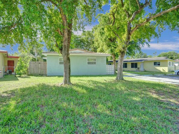 260-268 NE 41st St, Oakland Park FL 33334