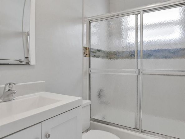 260-268 NE 41st St, Oakland Park FL 33334