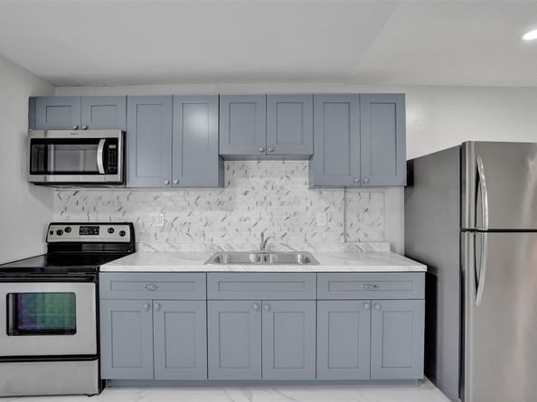 260-268 NE 41st St, Oakland Park FL 33334