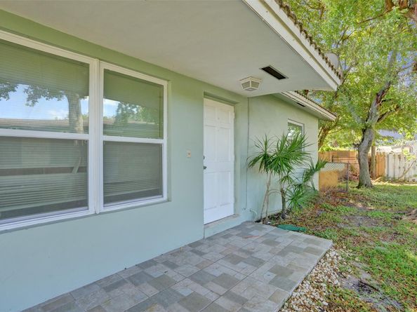 260-268 NE 41st St, Oakland Park FL 33334
