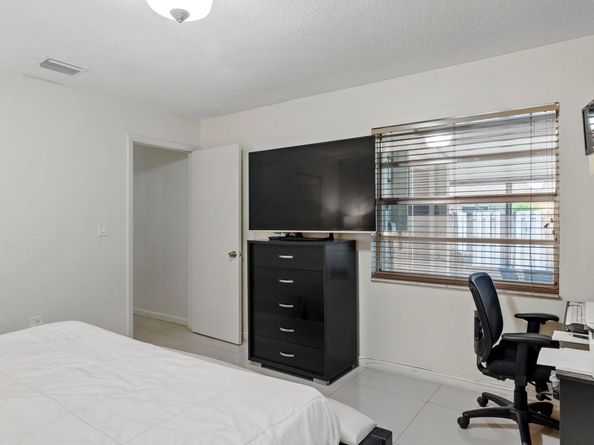 19835 NW 64th Pl, Hialeah FL 33015