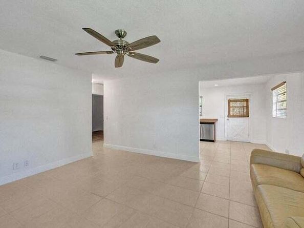 2907 Apalachee Road, Palm Springs FL 33406