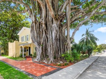 924 Almeria Road