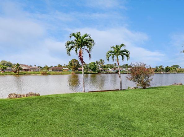 109 Rivera Ave, Royal Palm Beach FL 33411
