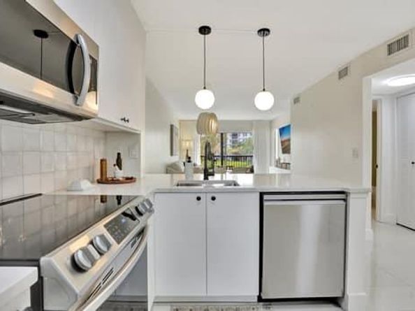 2228 N Cypress Bend Dr 210, Pompano Beach FL 33069