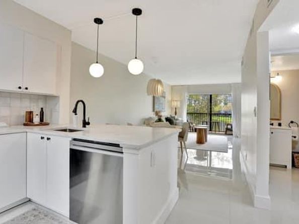 2228 N Cypress Bend Dr 210, Pompano Beach FL 33069