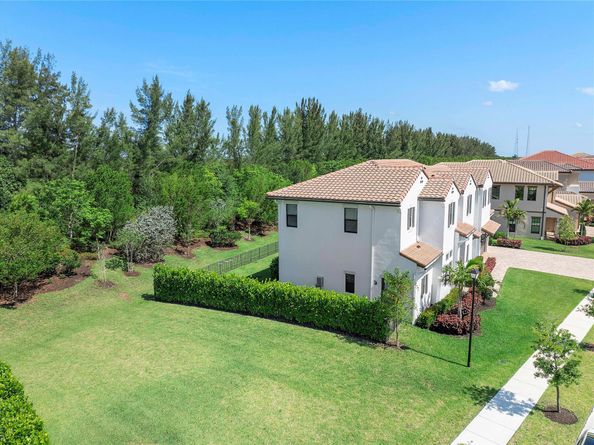 9015 W Parkland Bay Trl, Parkland FL 33076