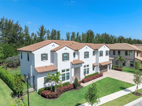 9015 W Parkland Bay Trl, Parkland FL 33076
