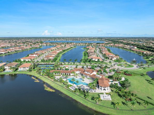 9015 W Parkland Bay Trl, Parkland FL 33076
