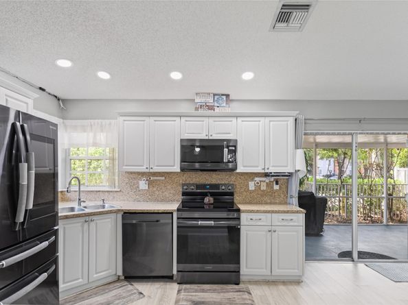 7385 NW 24th St, Margate FL 33063