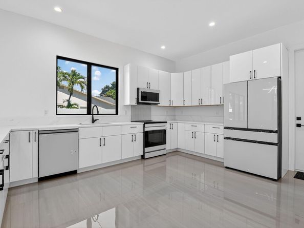 3920 Espan Court, Palm Springs FL 33461