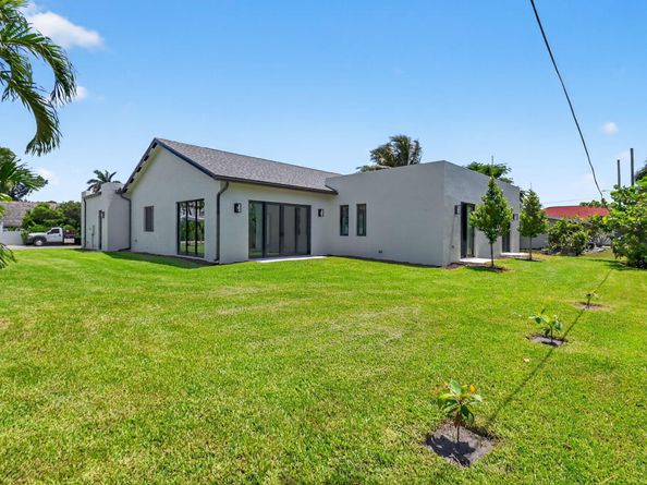 3920 Espan Court, Palm Springs FL 33461