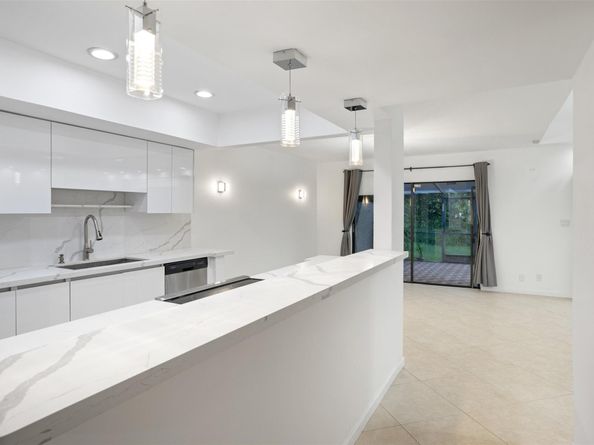 2305 Saint Andrews Rd 129, Hollywood FL 33021