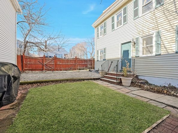 8 Scotia St, Salem MA 01970