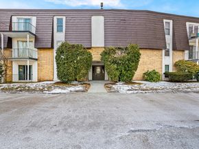 8 Shadowbrook Ln 39, Milford MA 01757