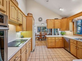 12 Surrey Dr, Lakeville MA 02347