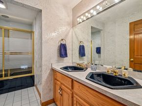 12 Surrey Dr, Lakeville MA 02347