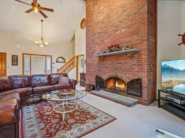 12 Surrey Dr, Lakeville MA 02347