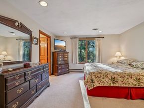 12 Surrey Dr, Lakeville MA 02347