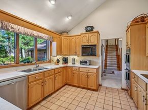 12 Surrey Dr, Lakeville MA 02347