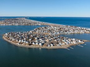 137 Hampton Cir, Hull MA 02045