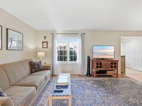202 Torrey Ln Ext 202, Holden MA 01520