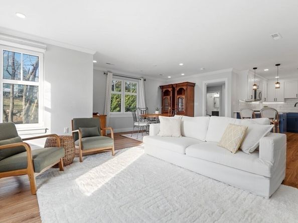 1721 Centre St 304, Boston MA 02132