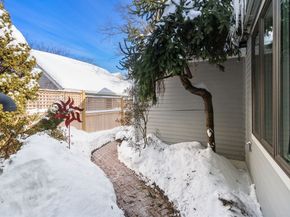 5 Pickwick Way 5, Wayland MA 01778