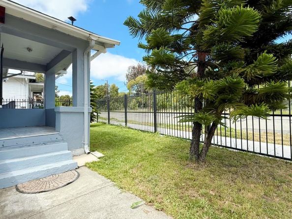 10923 Foothill Boulevard, Oakland CA 94605