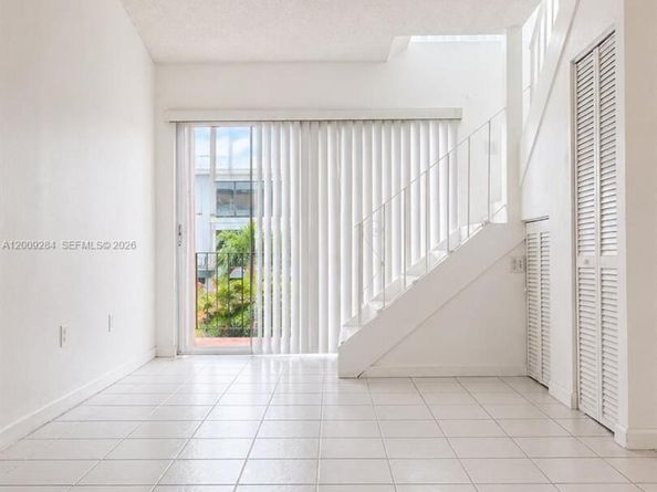 1300 W 47th Pl 218A, Hialeah FL 33012