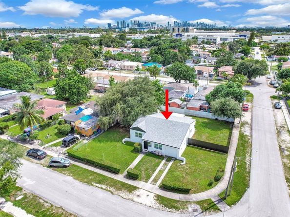 1090 NW 77th St, Miami FL 33150