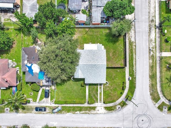 1090 NW 77th St, Miami FL 33150