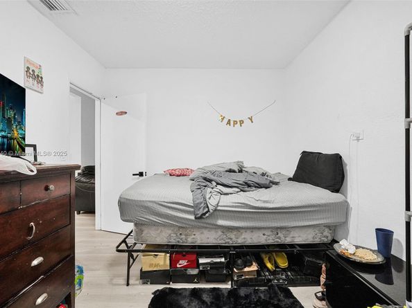 1090 NW 77th St, Miami FL 33150