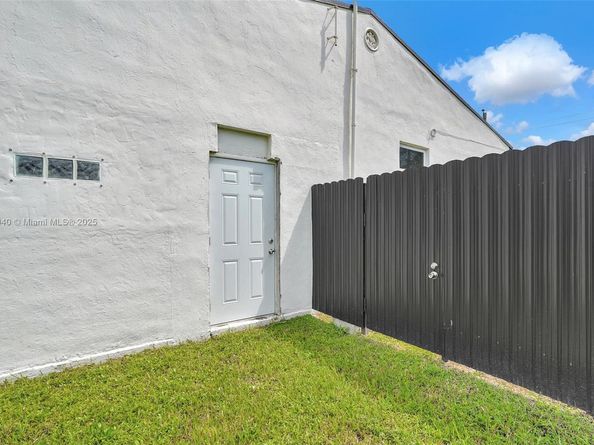 1090 NW 77th St, Miami FL 33150