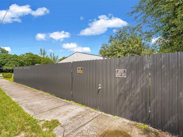 1090 NW 77th St, Miami FL 33150