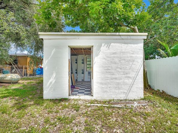 1090 NW 77th St, Miami FL 33150