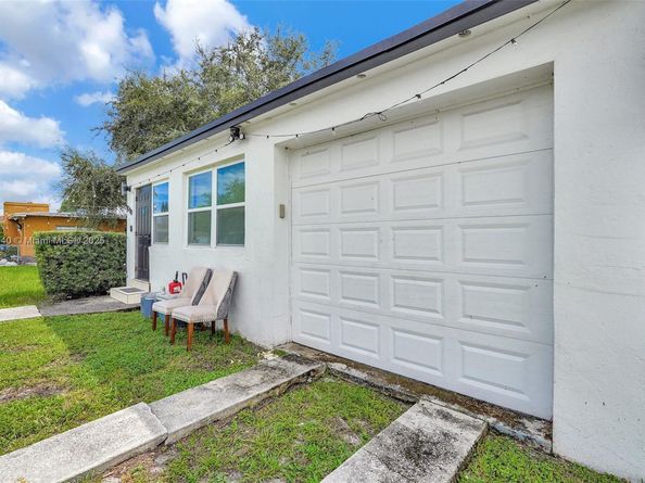 1090 NW 77th St, Miami FL 33150