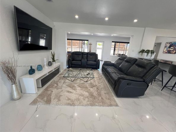 700 NW 9th Ct, Hallandale Beach FL 33009