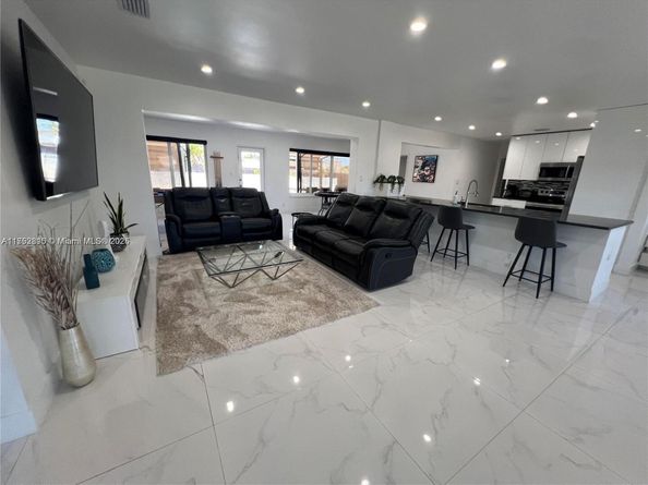 700 NW 9th Ct, Hallandale Beach FL 33009