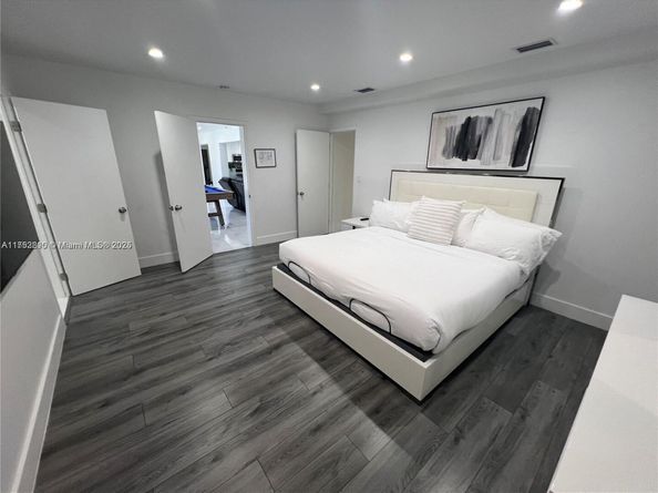 700 NW 9th Ct, Hallandale Beach FL 33009