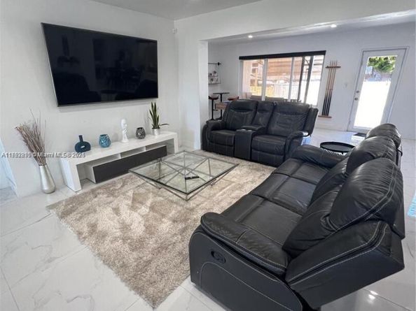 700 NW 9th Ct, Hallandale Beach FL 33009