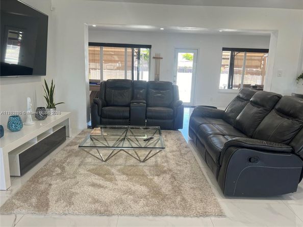 700 NW 9th Ct, Hallandale Beach FL 33009