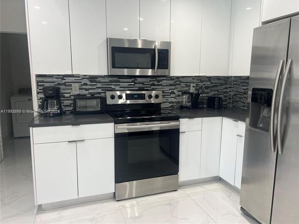 700 NW 9th Ct, Hallandale Beach FL 33009