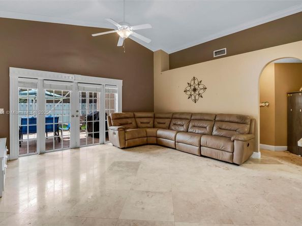 1061 NW 185th Ter, Pembroke Pines FL 33029