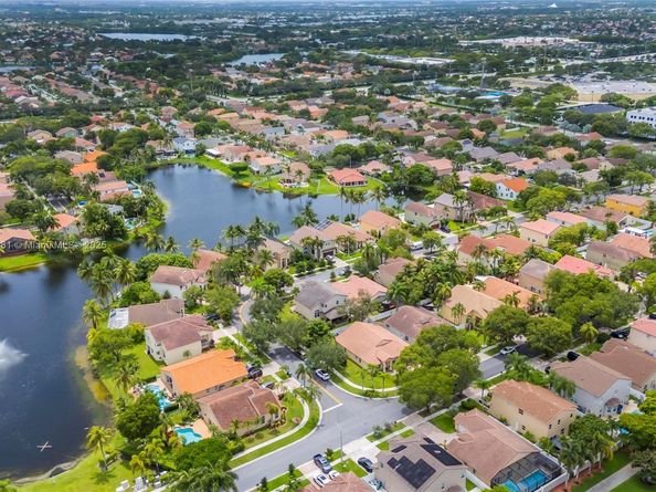 1061 NW 185th Ter, Pembroke Pines FL 33029