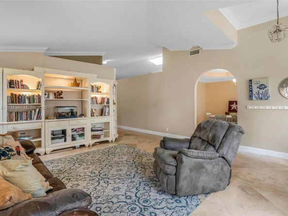 1061 NW 185th Ter, Pembroke Pines FL 33029