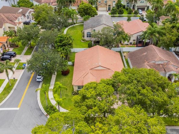 1061 NW 185th Ter, Pembroke Pines FL 33029