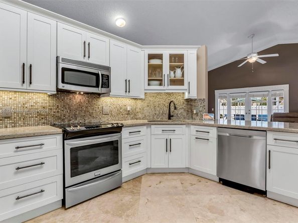 1061 NW 185th Ter, Pembroke Pines FL 33029