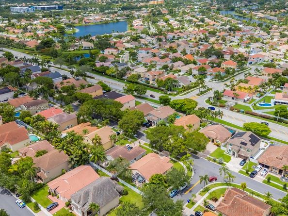 1061 NW 185th Ter, Pembroke Pines FL 33029